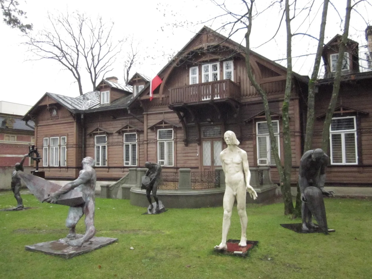 Muzeum rzeźby Alfonsa Karnego - historia, kolekcje i wystawy w Białymstoku