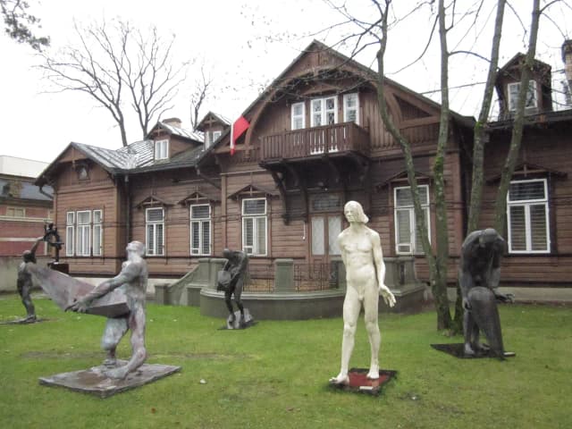 Muzeum rzeźby Alfonsa Karnego - historia, kolekcje i wystawy w Białymstoku